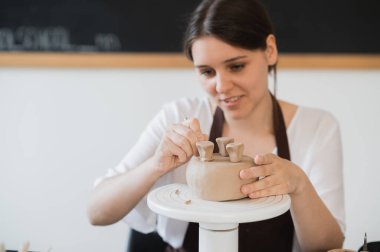 El yapımı çömlek vazosu dekorasyonu yapan kadın.