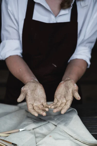 Mokre ręce pokryte szarą gliną garncarską — Zdjęcie stockowe