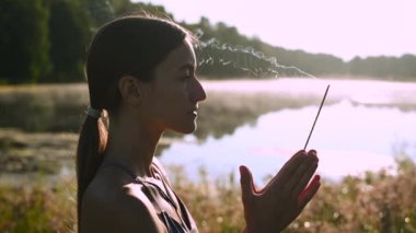 Orman Gölü 'nde yoga yaparken meditasyon için yanan aromatik çubuklar..