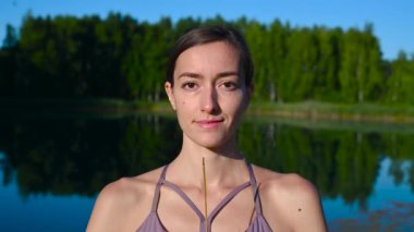 Orman Gölü 'nde yoga yaparken meditasyon için yanan aromatik çubuklar..