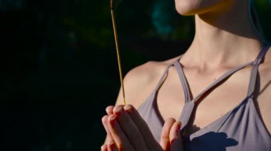 Orman Gölü 'nde yoga yaparken meditasyon için yanan aromatik çubuklar..