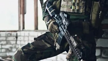 Ön cephede, elinde tüfekle beyaz bir asker var. Etrafı kolaçan ediyor..