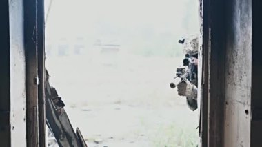 Savaşta asker. Şehir çatışması eğitimi, terk edilmiş binaya giren askerler. Terörle mücadele savaş alanı eğitimi.