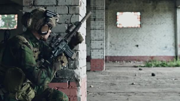 軍の男がチェックを引き、戦闘中に建物に煙手榴弾を投げます. — ストック動画