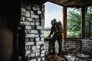 Askerler misyona ateşli silah donanımı hazırlıyorlar. Cephane kutusundan saldırı tüfeğini çıkardı..
