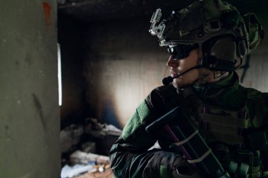 Savaşta asker. Şehir çatışması eğitimi, terk edilmiş binaya giren askerler. Terörle mücadele savaş alanı eğitimi.