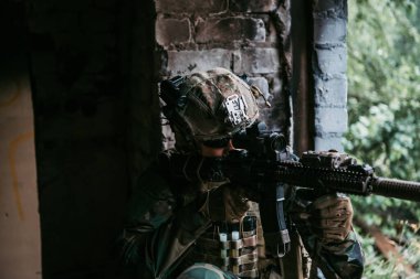 Savaşta asker. Şehir çatışması eğitimi, terk edilmiş binaya giren askerler. Terörle mücadele savaş alanı eğitimi.