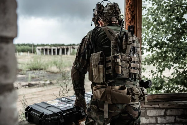 A katona elővesz egy puskát a lőszertartóból, és lőszert tesz a géppuskába. — Stock Fotó
