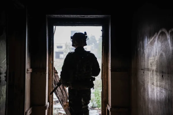 Vista frontal de primer plano del soldado caucásico con un rifle de guardia asegurando el territorio mirando a su alrededor. — Foto de Stock