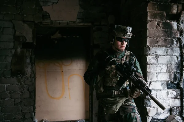 Soldado em combate. Treino de combate urbano, soldado a entrar num edifício abandonado. Treinamento de campo de batalha de operação antiterrorista. — Fotografia de Stock