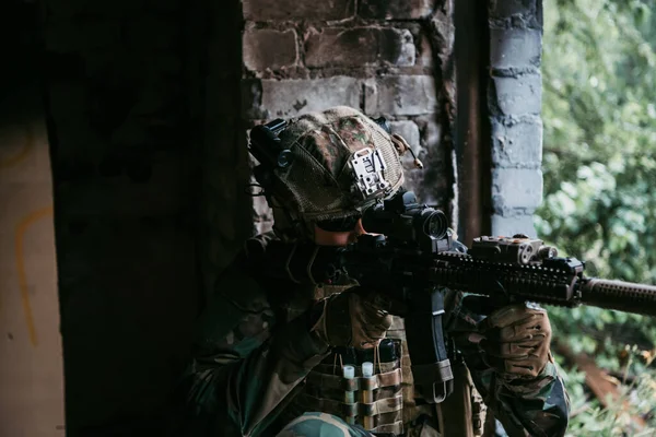 Voják v boji. Městský bojový výcvik, voják vstupující do opuštěné budovy. Výcvik protiteroristické operace. — Stock fotografie