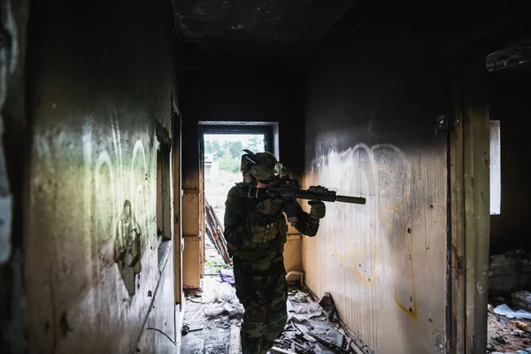 Soldado en combate. Entrenamiento de combate urbano, soldado entrando en un edificio abandonado. Entrenamiento en el campo de batalla contra la operación terrorista. — Foto de Stock