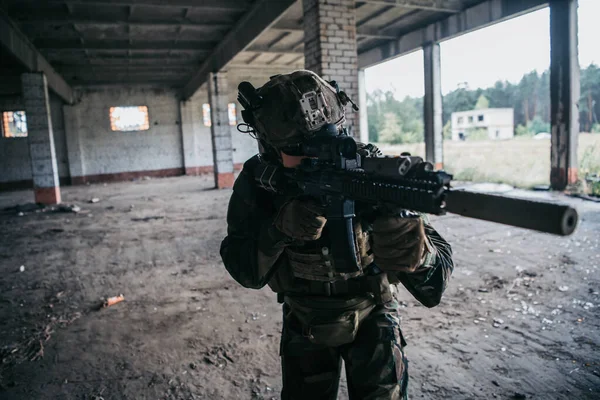 Voják v plném americkém vybavení MARSOC vchází do opuštěné budovy a míří různými úhly s útočnou puškou MK18 — Stock fotografie