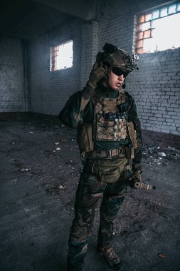 Binayı koruyan silahlı askerler. Asker, etrafı kolaçan et..