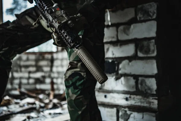 Weapons close-up on a military man standing inside the building and waiting for command. — Stock Photo, Image