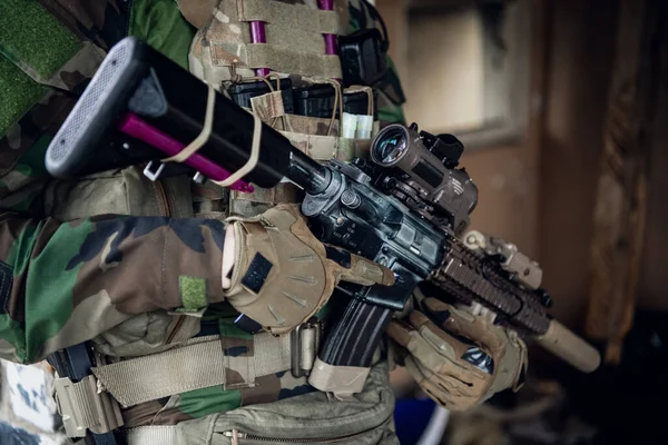 Armas de close-up em um militar de pé dentro do edifício e à espera de comando. — Fotografia de Stock