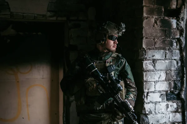 Un soldat réfléchi, qui se repose d'une opération militaire alors qu'il pleut dehors. — Photo