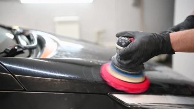 Bir cilalama makinesine bağlı pembe bir diskle araba cilası 120 fps 'e yakın, yavaş çekimde hazır.