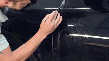 Film boyası koruma uzmanları garaj galerisinde araba kesme ve paketleme, koruyucu kaplama kurulumu...