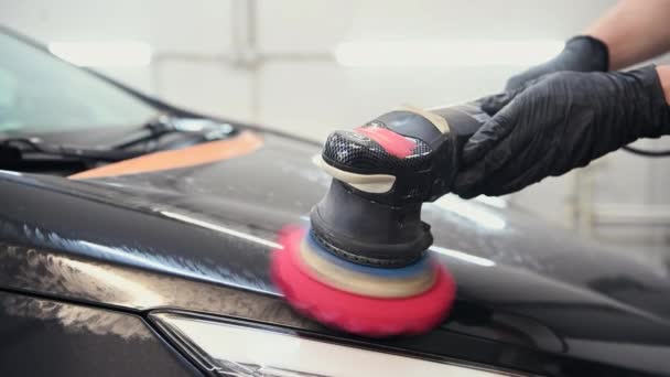研磨機にピンクの研削ディスクを付けた車の研磨を閉じる — ストック動画