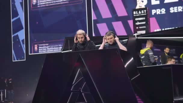 МОСКВА - 14 СЕНТЯБРЯ 2019: Экспорт Counter-Strike: Global Offensive event. Комментаторы или кастеры у себя дома готовятся к прямой трансляции. Слушая наушники. — стоковое видео