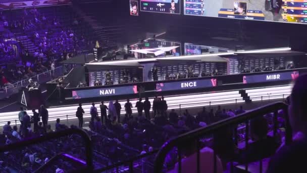 MOSCÚ - 14 DE SEPTIEMBRE DE 2019: Esports Counter-Strike: Global Offensive event. Gran escenario iluminado principal de un torneo de juegos de ordenador situado en un gran estadio. Los tribunos están llenos de fanáticos de los videojuegos. — Vídeos de Stock