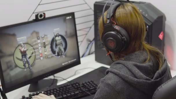 MOSCOW - 14 Eylül 2019: İthalat oyun etkinliği. Güzel Profesyonel Oyuncu Kız eSport Siber Oyunlar Turnuvası 'na katıldı. Kulaklığını takmış.. — Stok video