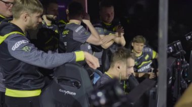 MOSCOW, Rusya - 14 Eylül 2019: İthalat Karşı Grev: Küresel Saldırı. NaVi Natus Vincere takımı oyuncuları turnuva sırasında yaklaşan maçı tartıştılar.