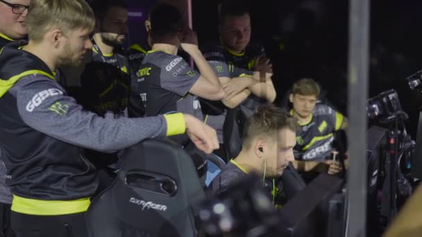 MOSKVA, RUSKO - 14. září 2019: esports Counter-Strike: Global Offensive event. Tým NaVi Natus Vincere hráči diskutovat nadcházející hru během turnaje. — Stock video