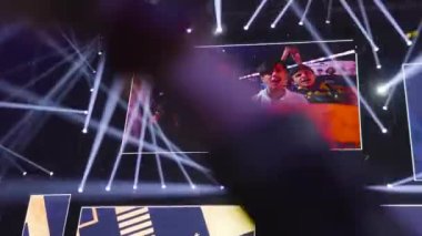 MOSCOW - 14 Eylül 2019: İthalat Karşı Saldırı: Küresel Saldırı. Turnuva arenasında büyük ekranlar ve hayranların elleri. İnanılmaz ışıklar ve aydınlatma.