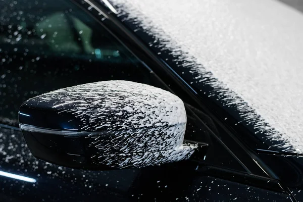 Foam drops dripping from a side mirror of a car. — Stock Photo, Image