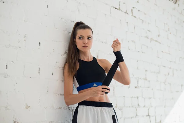 Mladá silná dívka smíšených bojových umění bojovník se připravuje na sparring — Stock fotografie