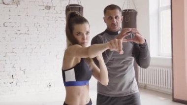 Genç ve çekici bir boks koçu güzel bir kızı yarışmaya hazırlıyor.