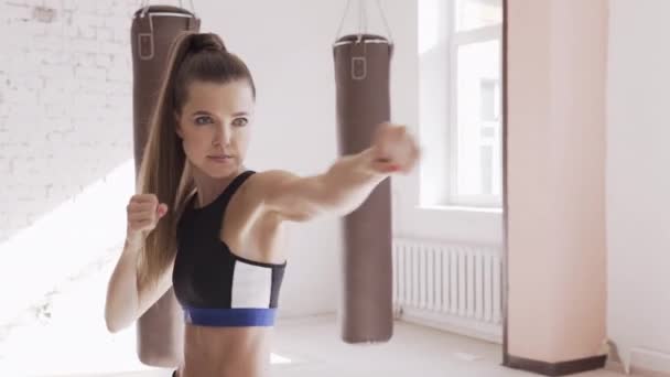 Chica bonita preparándose para la competencia de boxeo — Vídeos de Stock