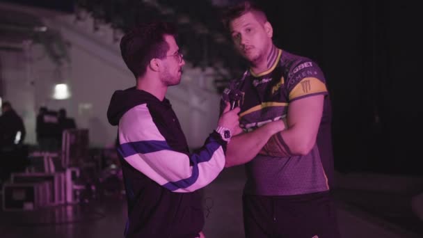 MOSCOW - 14 SEPTEMBER 2019: esports gaming event. Journalist or video blogger interviews a gamer Danylo Zeus Teslenko from NaVi team after a match on a backstage. — Stock Video