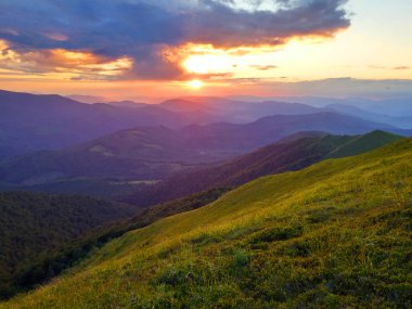 Bir dağın zirvesinde gün batımı