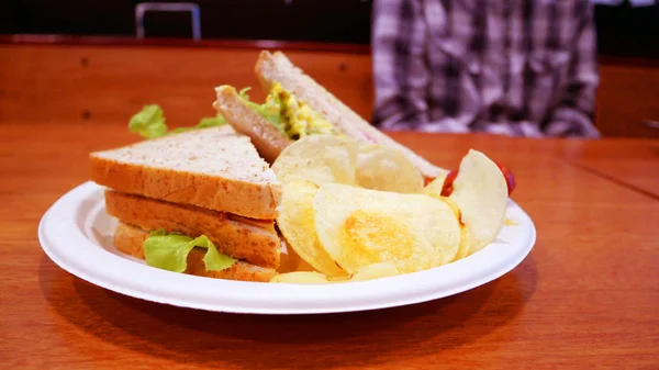 Frühstück Restaurant Sandwich Wurst Und Kartoffelchips Weißen Pappteller — Stockfoto