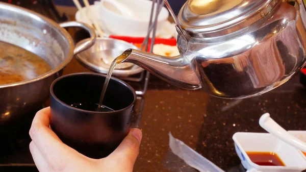 Verser Thé Dans Une Tasse Une Théière Une Tasse Thé — Photo