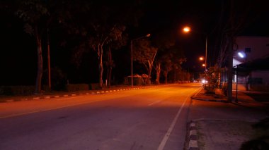 Geceleri lamba mesajlar ile yerel yol.