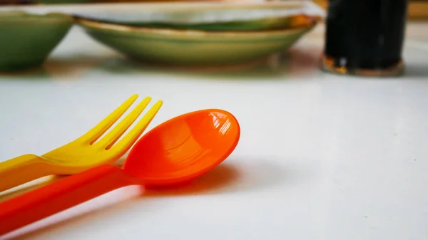 为孩子准备橙色勺子和黄色叉子 — 图库照片