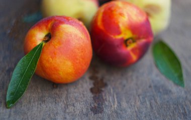                                Su damlaları yumuşak, tüysüz şeftalilerin üzerine yığılır.