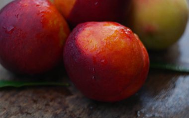                                  Su damlaları yumuşak, tüysüz şeftalilerin üzerine yığılır.