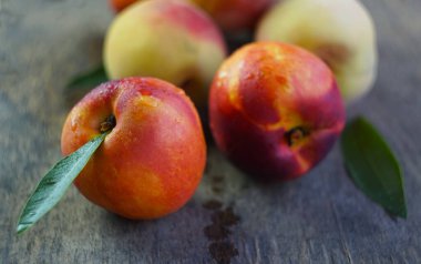                                Su damlaları yumuşak, tüysüz şeftalilerin üzerine yığılır.