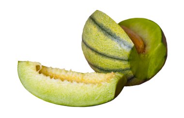 Yuvarlak yeşil bir kavun beyaz arka planda bir parçaya bölünmüş.