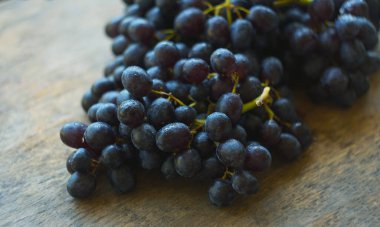                        Tahtadaki siyah üzümlere su damlatıyor.        