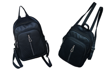 Beyaz arka planda iki siyah deri çanta var..