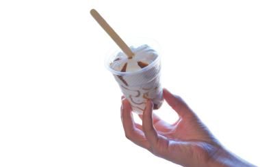 Elinde şeffaf plastik bir kabın içinde beyaz dondurma var..