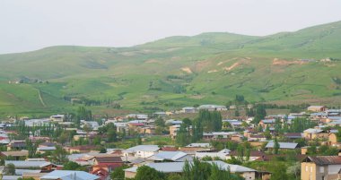             Uzakta, derin vadide köy evlerini görebilirsin..