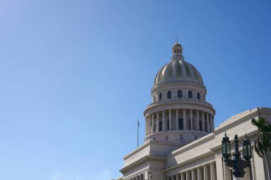 Havana 'daki Capitol' ün kubbesi açık mavi gökyüzünün arka planına karşı.