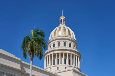Havana 'daki Capitol' ün kubbesi açık mavi gökyüzünün arka planına karşı.